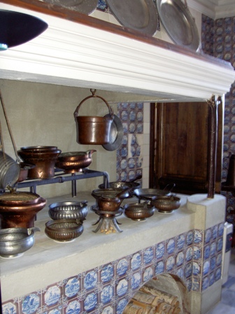 На печи представлена традиционная кухонная утварь начала XVIII века. Добро пожаловать в галерею!